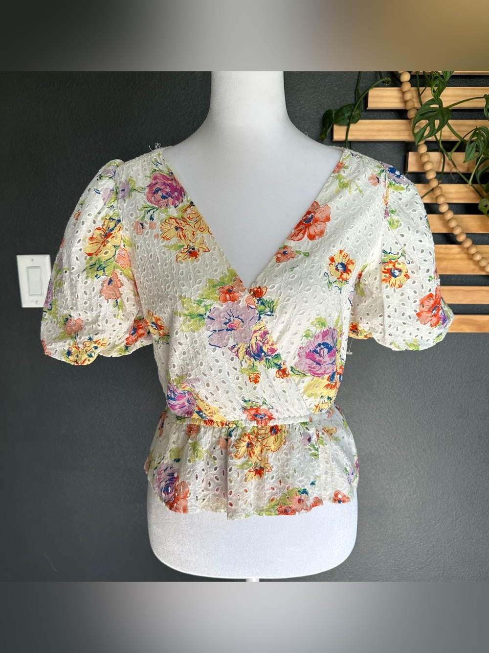 WAYF Bianca Puff Sleeve Floral Eyelet Peplum Top Women’s Size XS